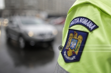 Vaslui: Tineri reţinuţi după ce au aruncat cocktailuri Molotov în locuinţa unui bărbat cu care au avut un conflict într-o discotecă