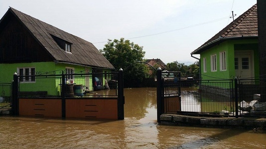 Cluj: 120 de gospodării inundate şi zeci de hectare de culturi agricole sub ape, în Valea Drăganului, din cauza ploilor