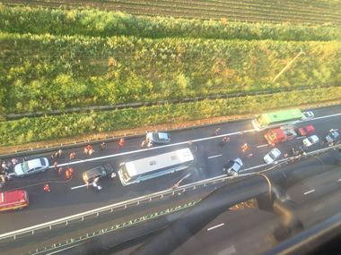 Trafic blocat pe A2 după un accident în lanţ în care a fost implicat şi un autocar. Trei persoane rănite - FOTO