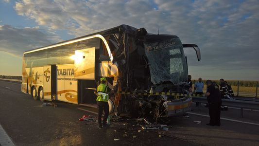 O persoană a murit şi alte trei au fost rănite, între care două femei însărcinate, după ce un autocar a lovit un TIR, pe Autostrada Soarelui - FOTO