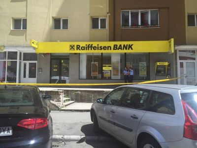Jaf armat la o bancă din Bistriţa - un bărbat înarmat cu un pistol i-a ameninţat pe angajaţi, apoi a furat bani şi a fugit - FOTO