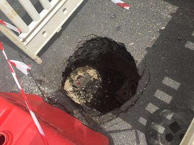 Trafic închis pe o bandă pe Şoseaua Ştefan cel Mare din Capitală din cauza unei gropi adânci de peste un metru 