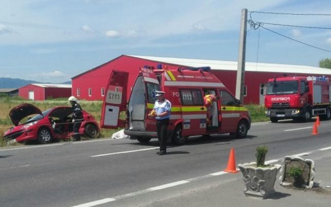 O persoană a murit şi alte cinci au fost rănite după ce două maşini s-au ciocnit pe DN 13, în Braşov