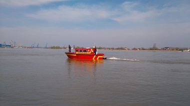 Traficul pe Canalul Sulina, reluat după ce s-a stabilit că obiectul asemănător unei mine marine era o geamandură veche
