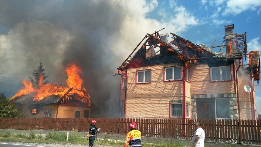 Trafic întrerupt pe DN 73 Piteşti-Râşnov pentru a permite intervenţia pompierilor la un incendiu produs în Fundata