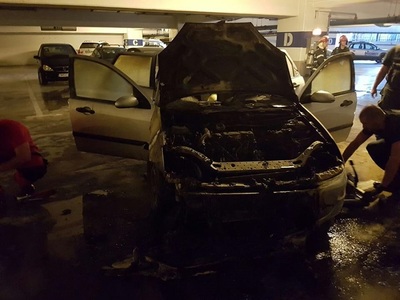 O maşină a luat foc în parcarea subterană a unui centru comercial din Timişoara - FOTO