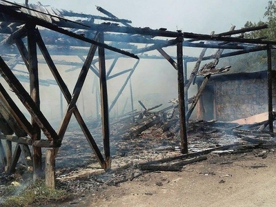 Zeci de pompieri prahoveni intervin de peste şapte ore pentru stingerea incendiului de la ferma de animale din Potigrafu - FOTO
