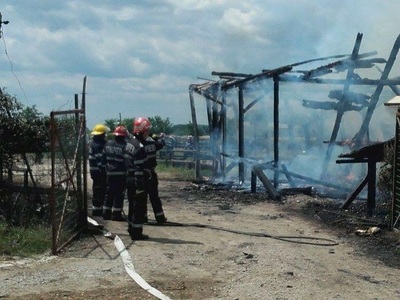 Prahova: Incendiul de la o fermă de animale din Potigrafu a fost stins de pompieri după mai mult de nouă ore