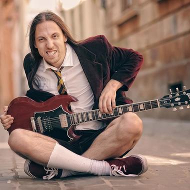 Pasagerul care a murit după prăbuşirea paramotorului la Comana este chitaristul trupei The Rock, Nik Baydin