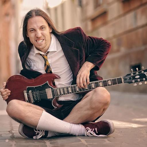 Pasagerul care a murit după prăbuşirea paramotorului la Comana este chitaristul trupei The Rock, Nik Baydin