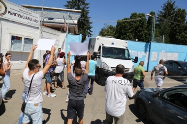 Conducerea PMS Iaşi a cerut sprijinul MAI în cazul protestelor deţinuţilor şi discută cu aceştia - FOTO