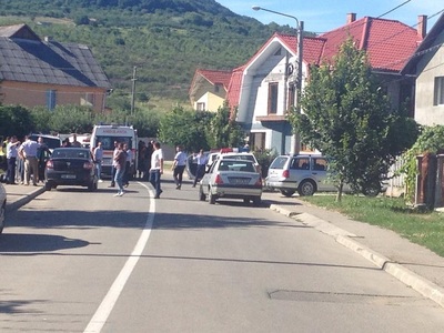 Mai multe focuri de armă în Bistriţa pentru prinderea autorului jafului armat de la o bancă; un poliţist a fost rănit