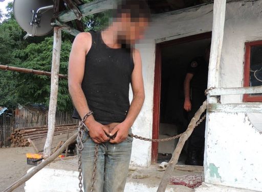 Suspecţii din dosarul de trafic de persoane au exploatat oameni pe care i-au minţit că îi angajează ca şoferi. Victimele erau bătute cu biciul, cu furci, cu topoare, iar noaptea erau legate - VIDEO