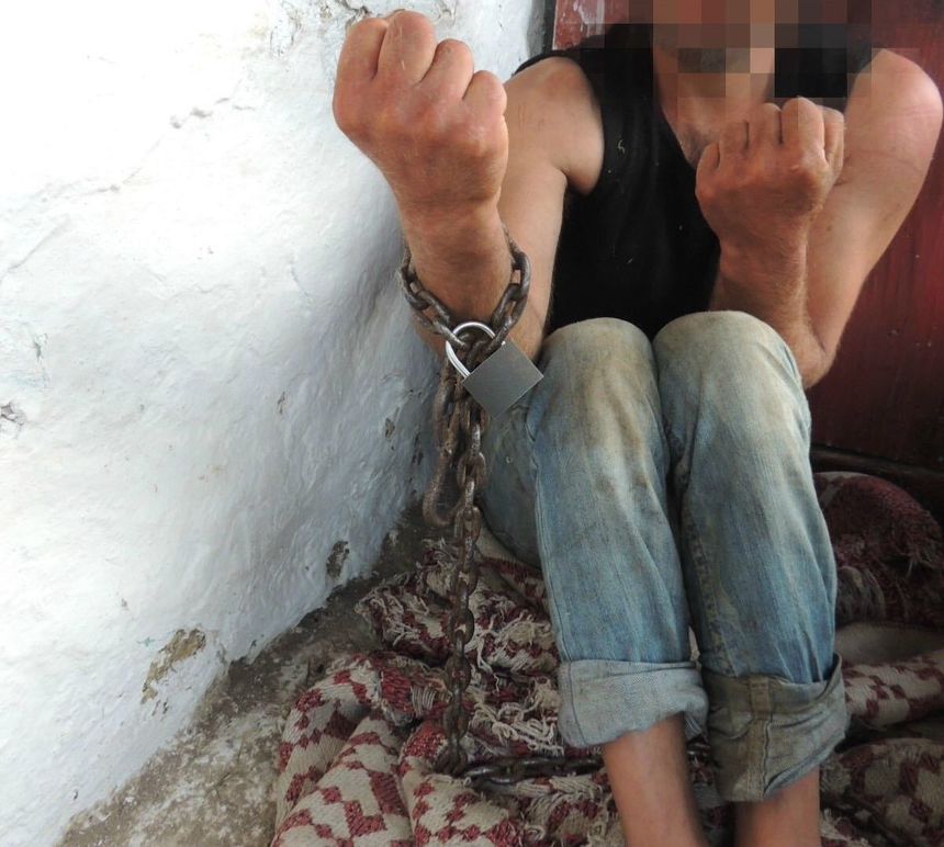 Cinci persoane, între care doi copii, exploatate de membrii grupărilor din Argeş, găsite de poliţişti legate cu lanţuri