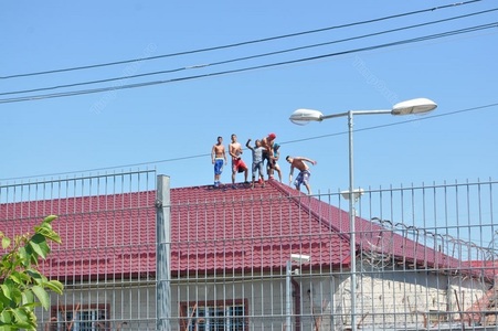 Protest şi la Penitenciarul Bistriţa: Mai mulţi deţinuţi s-au urcat pe acoperişul unităţii, alţii ţipă din celule