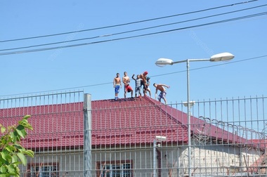 Revolta din penitenciare s-a extins în 19 unităţi, unii deţinuţi au aruncat cu sticle în gardieni, alţii au dat foc în celule 
