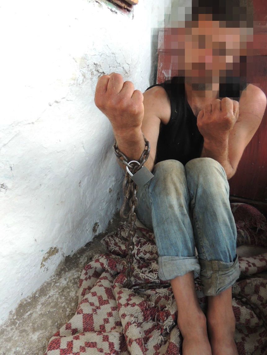 Argeş: Douăzeci de persoane acuzate că ţineau ca sclavi oameni pe care îi puneau la muncă forţată au fost arestate preventiv
