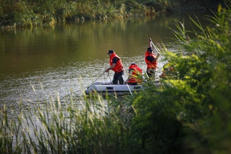 Bărbat căutat toată noaptea de către pompieri într-un iaz din judeţul Buzău, găsit mort vineri dimineaţă - FOTO