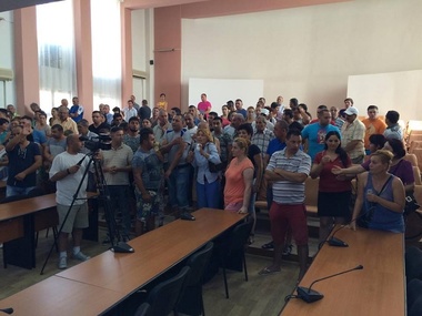 Aproximativ 200 de comercianţi din cea mai mare piaţă din Focşani, la discuţii cu primarul, care vrea să le desfiinţeze tarabele - FOTO