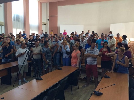 Aproximativ 200 de comercianţi din cea mai mare piaţă din Focşani, la discuţii cu primarul, care vrea să le desfiinţeze tarabele - FOTO
