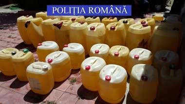 Constanţa: Cinci persoane, între care trei agenţi de pază, au fost arestate pentru furturi de produse petroliere din vagoane
