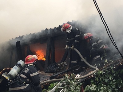 Pompierii intervin cu şapte autospeciale pentru stingerea unui incendiu care a cuprins  trei case din Craiova