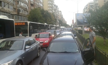 Trafic îngreunat pe Autostrada A1, la ieşirea din Bucureşti, unde au căzut mai multe navete de bere dintr-un TIR