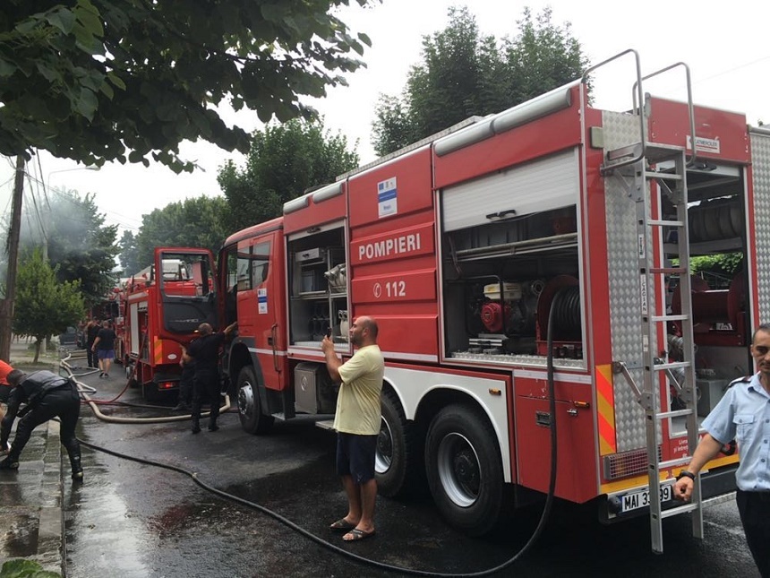 Pompierii au stins incendiul care a cuprins trei case din Craiova după o intervenţie dificilă de peste trei ore