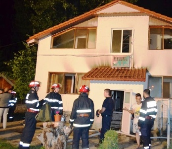 Incendiu provocat la o pensiune din Arad, clienţii fiind evacuaţi; un bărbat a sărit pe fereastră şi s-a rănit la picior