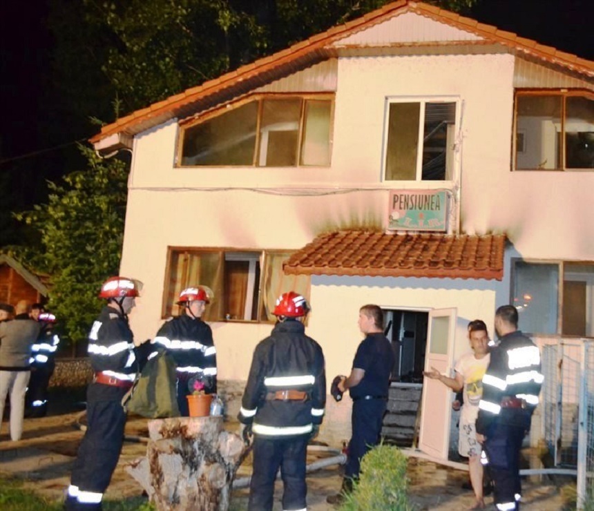 Incendiu provocat la o pensiune din Arad, clienţii fiind evacuaţi; un bărbat a sărit pe fereastră şi s-a rănit la picior