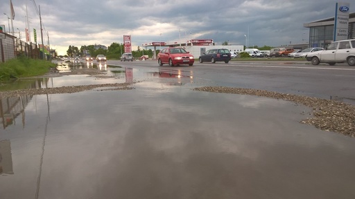 Trafic rutier îngreunat sau blocat pe mai multe drumuri din judeţul Vâlcea în urma unei ploi torenţiale