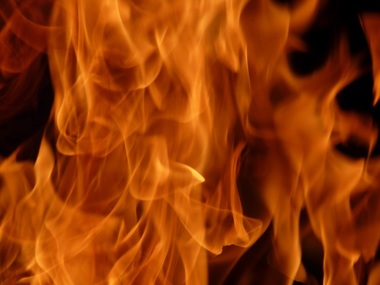 Trafic blocat pe autostrada A1 din cauza unui incendiu de vegetaţie uscată