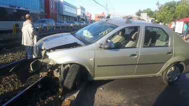 Blocaj pe linia tramvaiului 41 din Capitală din cauza unui accident de circulaţie. Traficul a fost reluat după aproximativ o oră - FOTO