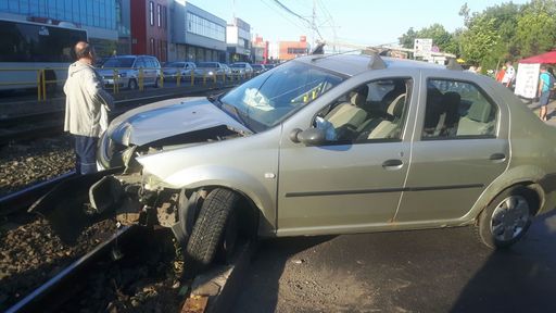 Blocaj pe linia tramvaiului 41 din Capitală din cauza unui accident de circulaţie. Traficul a fost reluat după aproximativ o oră - FOTO