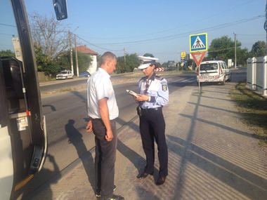 Şoferul unui autocar a fost prins beat la volan pe autostrada A2. El purta un tricou cu mesaje de educaţie rutieră - VIDEO