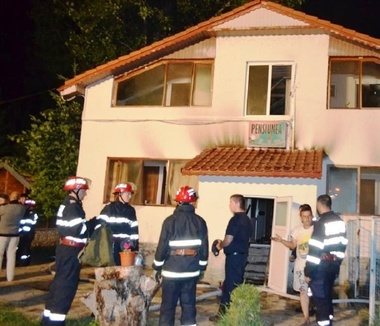 Bărbatul acuzat că a incendiat o pensiune din Arad, internat la Psihiatrie; suspectul este cunoscut cu afecţiuni psihice