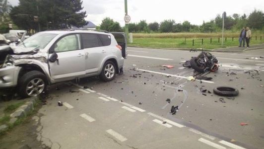 Braşov: O persoană a murit şi alta a fost rănită grav după ce motocicleta pe care se aflau a fost lovită de un autoturism
