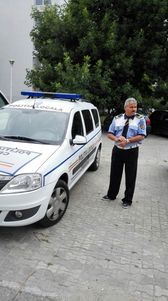 Craiova: Poliţist local rănit după ce a fost târât cu maşina de un şofer care a refuzat să se legitimeze; bărbatul a fost reţinut
