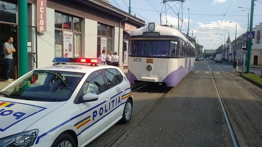 Timişoara: Tramvai plin cu călători, scăpat de sub control după ce vatmanul a leşinat şi a căzut din garnitură. Tramvaiul a trecut prin două intersecţii fără să fie condus