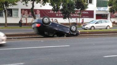 Arad: Două persoane rănite într-un accident cu patru autoturisme, unul dintre acestea răsturnându-se pe linia de tramvai