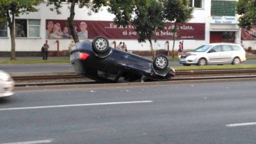Arad: Două persoane rănite într-un accident cu patru autoturisme, unul dintre acestea răsturnându-se pe linia de tramvai