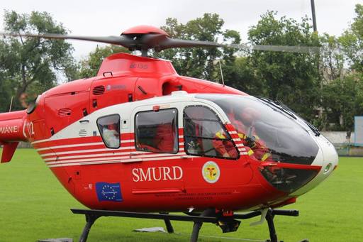 Un tânăr de 17 ani rănit în accidentul de la Mioveni, în care au fost implicate o maşină şi un microbuz, preluat de un elicopter SMURD şi adus la Bucureşti