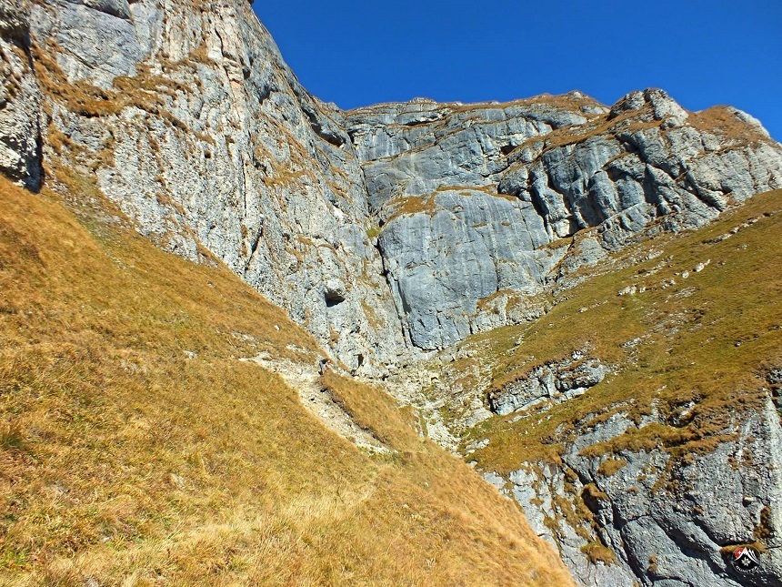 Trei tineri au rămas blocaţi pe un perete muntos la peste 2.000 de metri altitudine în Masivul Bucegi, salvamontiştii intervin
