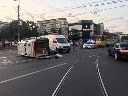 Cinci persoane au fost rănite după ce o ambulanţă aflată în misiune a fost lovită de o maşină şi s-a răsturnat, în Ploieşti