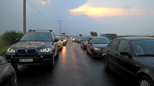 Prahova: Coloane de maşini pe câţiva kilometri, pe DN1, după ce barierele de la o trecere de cale ferată au rămas blocate. FOTO, VIDEO