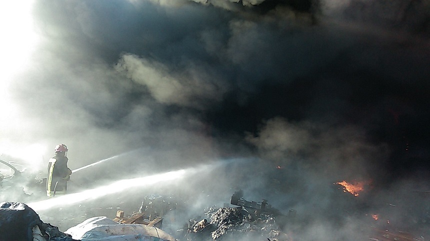 Incendiu izbucnit într-o gospodărie din Vaslui aflată în apropierea unui poligon auto, focul extinzându-se şi la zeci de anvelope