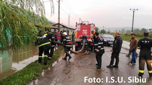 Sibiu: Peste 30 de gospodării dintr-o comună, afectate de inundaţii; pompierii intervin cu motopompe