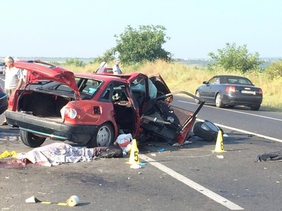 Doi morţi şi trei răniţi într-un accident petrecut în judeţul Vrancea. Traficul rutier în zonă se desfăşoară îngreunat