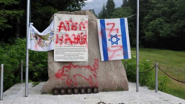 Braşov: Poliţiştii fac anchetă după ce un monument în memoria militarilor evrei a fost vandalizat, fiind desenată zvastica pe steagul Israelului