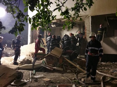 Iaşi: Cele trei persoane internate după explozia soldată cu doi morţi şi 11 răniţi, stabile. Blocul în care s-a produs deflagraţia, expertizat - GALERIE FOTO